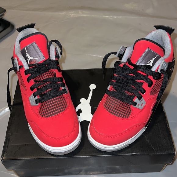 Air Jordan Retro 4 (Gradeschool) - Picture 6 of 9
